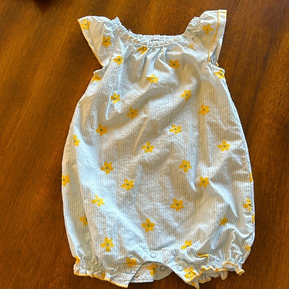 6-9 month bundle of baby girl clothes (18 pieces) - Picture 3 of 9